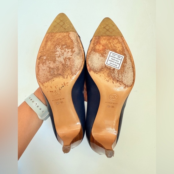 CHANEL Dark Navy Midnight Blue Vintage Leather CC cap-toe pumps EU 39.5 - Picture 8 of 10
